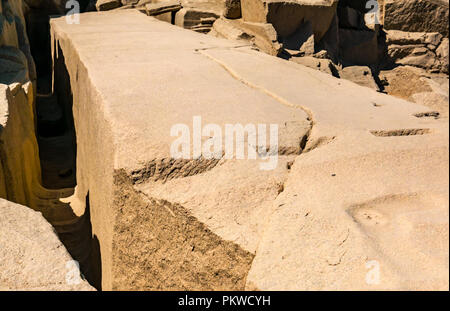 In der Nähe der Alten Ägyptischen unvollendeten Obelisken im granitsteinbruch mit Crack, Assuan, Ägypten, Afrika Stockfoto