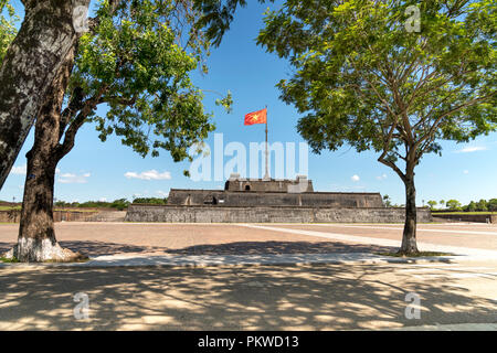 Flagge Tower in Kaiserliche Zitadelle auf blauen Himmel Hintergrund in Hue, Vietnam. Stockfoto