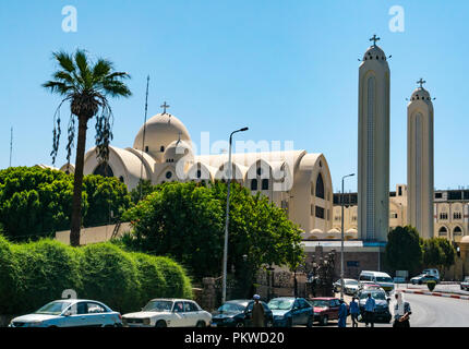 Kuppel und Türme von Erzengel Michael der koptisch-orthodoxen Kathedrale Kirche mit Türmen, Assuan, Ägypten, Afrika Stockfoto