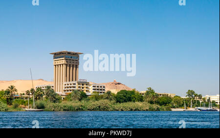 Movenpick Hotel Resort Betonturm mit traditionellen Feluke saling Boote, Fluss Nie, Assuan, Ägypten, Afrika Stockfoto