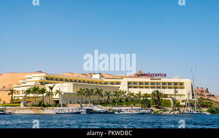 Movenpick Hotel Resort jetty Pier mit Booten, der Nil, Assuan, Ägypten, Afrika Stockfoto