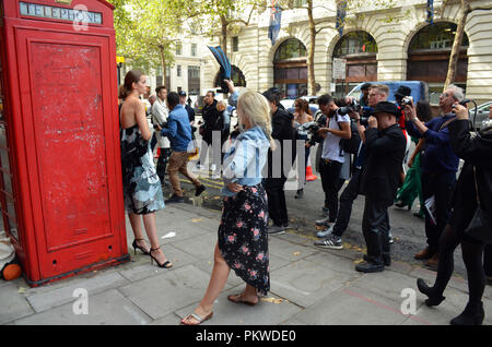 London, UK, 15. September London Fashion Week street style Frühjahr/Sommer 2018. Stockfoto