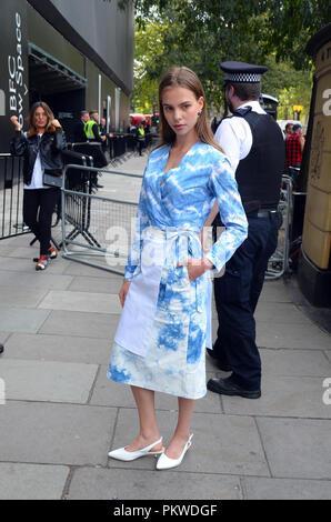 London, UK, 15. September London Fashion Week street style Frühjahr/Sommer 2018. Stockfoto