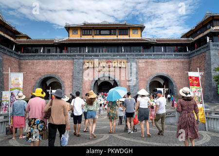 Der Haupteingang BaNa Hill. Viele Touristen besuchen Ba Na Hill Mountain Resort Stockfoto