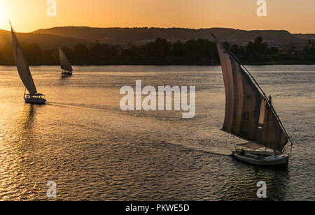 Trio der Feluke segeln Boote bei Sonnenuntergang, der Nil, Assuan, Ägypten, Afrika Stockfoto