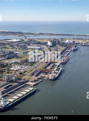 Vier Schiffe werden mit Kohle für den Export an Kooragang Island Newcastle Australien geladen. Newcastle ist eine der größten Kohle export Hafen der Welt se Stockfoto