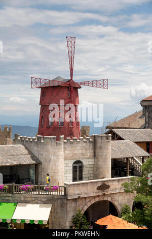 Europäische Mühle Modell in Ba Na Hill tourist resort in der Stadt Da Nang, Vietnam Stockfoto