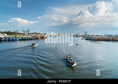 Traditionelles Fischerboot auf Fluss Han in DaNang, Vietnam. Stadt Da Nang ist ein berühmter Ort für Reisen Stockfoto