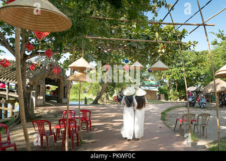 Zwei vietnamesische Mädchen sind sanft in der Kultur der traditionellen weißen langen Kleid ist unter Selbstporträt für jedes andere bei Thanh Thuy Chanh Dorf in Hue City Stockfoto