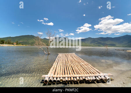 Ein bambusfloß in Runde eine Lagune in Lang Co Bay. Runde eine Lagune ist eine beliebte Touristenattraktion Stockfoto