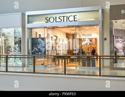 AVENTURA, USA - 23. AUGUST 2018: Solstice Sonnenbrille berühmte Boutique in der Aventura Mall. Stockfoto