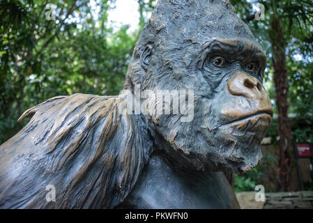 Bronzestatue von Willie B., einem beliebten westlichen Flachlandgorilla im Zoo Atlanta, die nach dem ehemaligen Bürgermeister von Atlanta benannt wurde, William Berry Hartsfield. Stockfoto