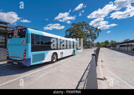 Eine öffentliche Verkehrsmittel Bus an der neuen Bahn und Bus Austausch an Gordon, New South Wales in Australien Stockfoto