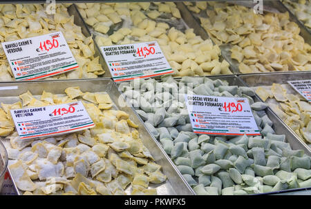 Sortiment an frische hausgemachte Ravioli auf Anzeige an einer Straße Markt auf einem Markt in Ventimiglia, Italien Stockfoto