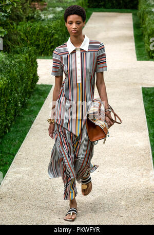 NEW YORK, NY-September 07, 2018: Janaye Furman geht der Start- und Landebahn an der Tory Burch Frühling Sommer 2019 fashion show während der New York Fashion Week Stockfoto
