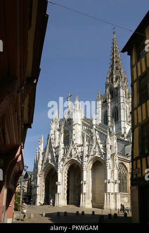 Kirche von Saint Martin, Rouen, Frankreich, im extravaganten Stil der gotischen Architektur gebaut. Stockfoto