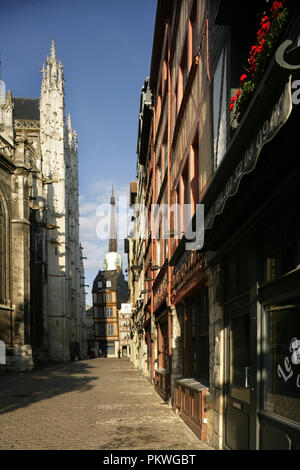 Rue Martainville, Rouen, Frankreich, mit der Kirche von Saint Martin (links), und der Turm der Kathedrale von Notre Dame hinter sich. Stockfoto