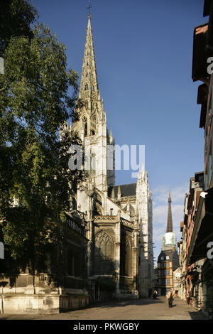 Kirche von Saint Martin, Rouen, Frankreich, im extravaganten Stil der gotischen Architektur gebaut, mit dem Turm der Kathedrale von Notre Dame hinter sich. Stockfoto