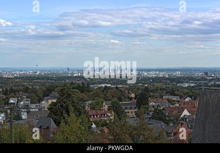Blick von der kronberger Burg auf die Skyline von Frankfurt am Main, Deutschland. Stockfoto