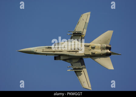 Royal Air Force Panavia Tornado F3 Jet Kampfflugzeug. RAF Tornado ADV fliegt in klarem blauen Himmel. Schnellstrahl. Tornado Air Defence Variante Stockfoto