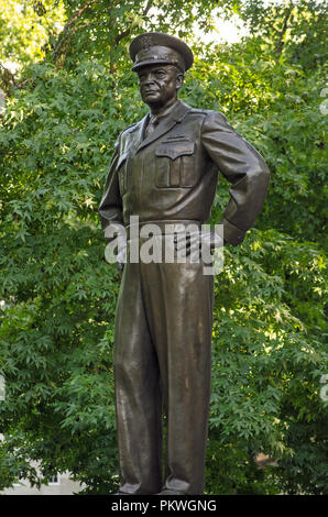 Statue von Präsident und General Dwight D. Eisenhower in Grosvenor Square, Mayfair, London. Auf öffentliche Anzeige seit 1989. Stockfoto