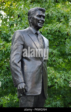 Memorial Statue von Präsident Ronald Reagan in Grosvenor Square, Mayfair, London. Von den amerikanischen Bildhauer Chas Fagan erstellt auf öffentlichen Mail-abruf wurde Stockfoto