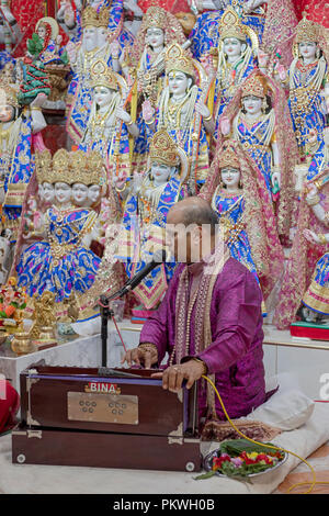 Ein Hindu pandit Durchführung ein Gebet Service in einem kleinen Tempel im Keller seines Hauses in South Richmond Hill, Queens, New York. Stockfoto