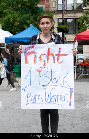 Eine sehr ernste Person hält ein Schild mit der Aufschrift Kampf 4 schwarze TRANS FRAUEN. Im Union Square Park in Manhattan, New York City. Stockfoto