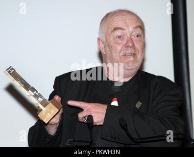 Don Coutts ist eine angesehene schottischer Film-, Fernseh- und Dokumentarfilm Regisseur. Er ist wahrscheinlich Wetten für seinen Spielfilm - amerikanischen Vettern bekannt. Er ist hier zu sehen sein Schottischer BAFTA-Award zu akzeptieren. Stockfoto