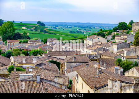 Blick über die Dächer der Altstadt von Saint Emilion Stadt zu den Weinbergen von Bordeaux und die Landschaft dahinter. Diese Region ist bekannt für ihre Stockfoto