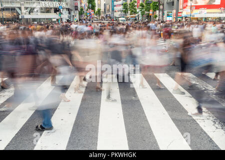 Tokio, Japan - 24.05.2018: Lange Belichtung Bild der Bewegung verwischt Fußgänger überqueren der Straße in Shibuya Stockfoto