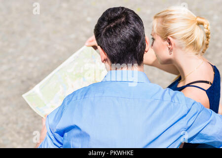 Eine Ansicht der Paare an der Karte suchen Stockfoto