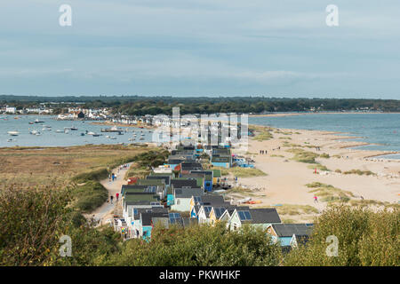 Die bunten Holzhütten am Mudeford Sandbank in der Nähe von Christchurch in Dorset. Stockfoto