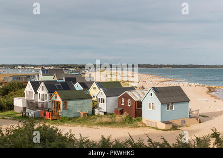 Die bunten Holzhütten am Mudeford Sandbank in der Nähe von Christchurch in Dorset. Stockfoto