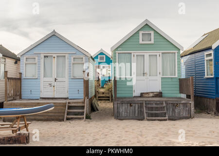 Die bunten Holzhütten am Mudeford Sandbank in der Nähe von Christchurch in Dorset. Stockfoto