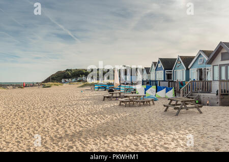 Die bunten Holzhütten am Mudeford Sandbank in der Nähe von Christchurch in Dorset. Stockfoto