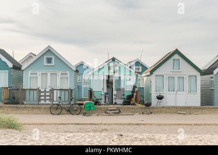 Die bunten Holzhütten am Mudeford Sandbank in der Nähe von Christchurch in Dorset. Stockfoto