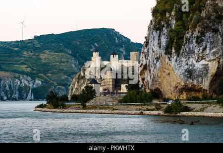 Mittelalterliche Festung Golubac und die Berge von der Straße in Serbien Stockfoto