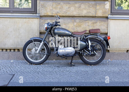 Royal Enfield Motorrad auf einem Gehsteig auf den Straßen von Berlin geparkt Stockfoto