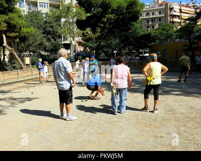 Ältere Menschen Boccia spielen, in einem Park in der Nähe der Sagrada Familia, Barcelona, Spanien. Stockfoto