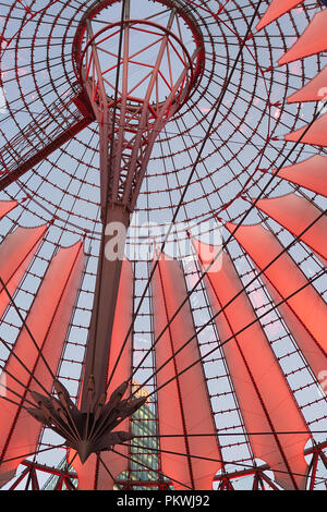 Nachts an der elliptischen Plaza des Sony Center, Berlin, Deutschland Stockfoto