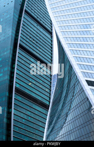 Moderne minimalistische Architektur mit viel Platz Glasfenster und Farben auf dem Gebäude. Der Rhythmus der Fenster. Geometrische Muster. Stockfoto