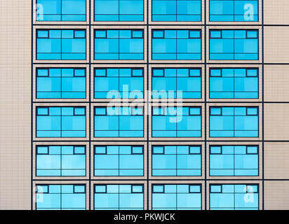 Moderne minimalistische Architektur mit viel Platz Glasfenster und Farben auf dem Gebäude. Der Rhythmus der Fenster. Geometrische Muster. Stockfoto