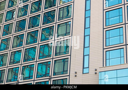 Moderne minimalistische Architektur mit viel Platz Glasfenster und Farben auf dem Gebäude. Der Rhythmus der Fenster. Geometrische Muster. Stockfoto