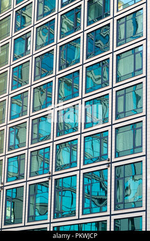 Moderne minimalistische Architektur mit viel Platz Glasfenster und Farben auf dem Gebäude. Der Rhythmus der Fenster. Geometrische Muster. Stockfoto