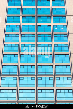 Moderne minimalistische Architektur mit viel Platz Glasfenster und Farben auf dem Gebäude. Der Rhythmus der Fenster. Geometrische Muster. Stockfoto