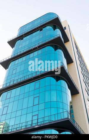 Moderne minimalistische Architektur mit viel Platz Glasfenster und Farben auf dem Gebäude. Der Rhythmus der Fenster. Geometrische Muster. Stockfoto