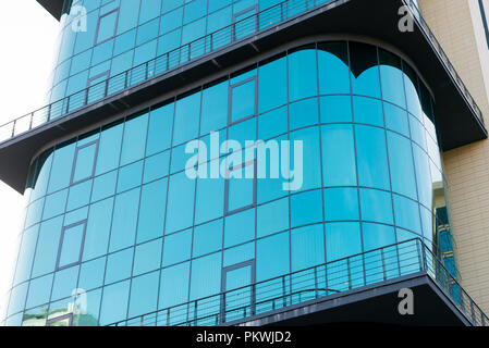 Moderne minimalistische Architektur mit viel Platz Glasfenster und Farben auf dem Gebäude. Der Rhythmus der Fenster. Geometrische Muster. Stockfoto