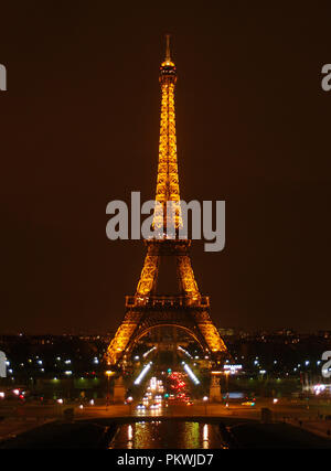 Eiffelturm bei Nacht Stockfoto