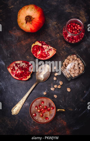 Türkisches dessert Ashura, Noahs Pudding, in cupper Becher mit Griff serviert. Stockfoto